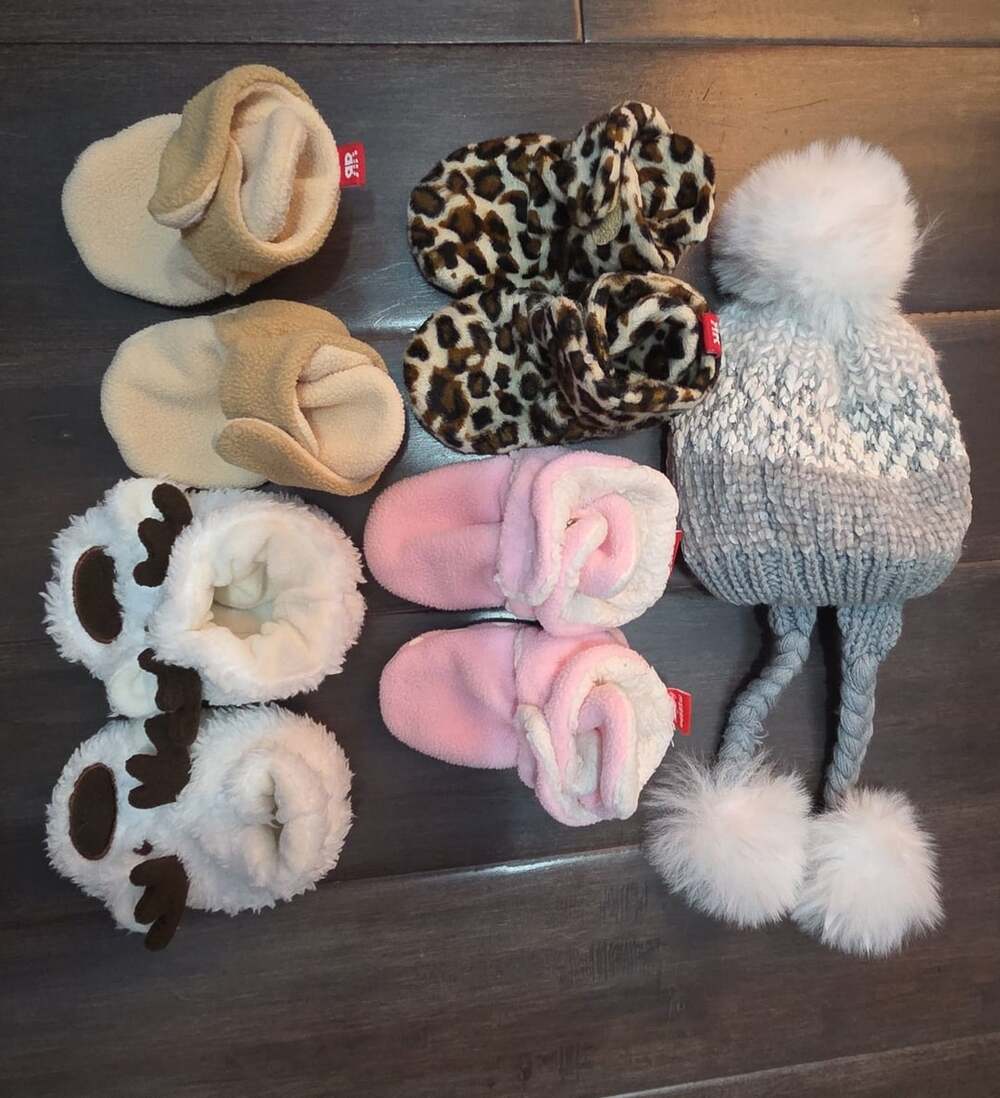 Baby/infant foot booties and winer hat
